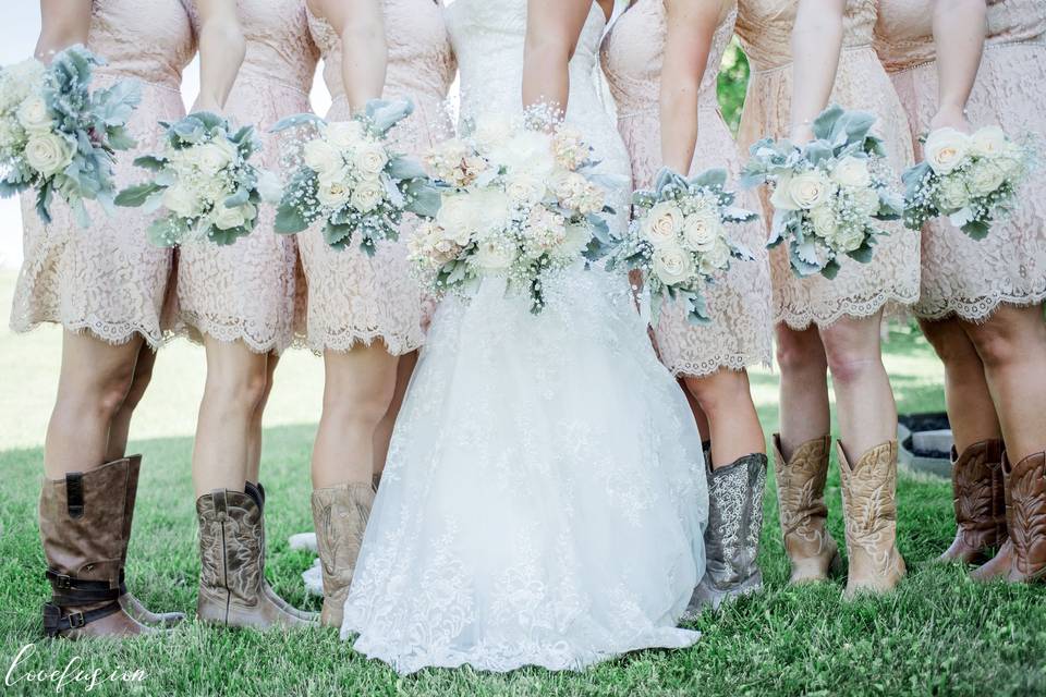 Bridal party and their bouquets | Lovefusion Photo