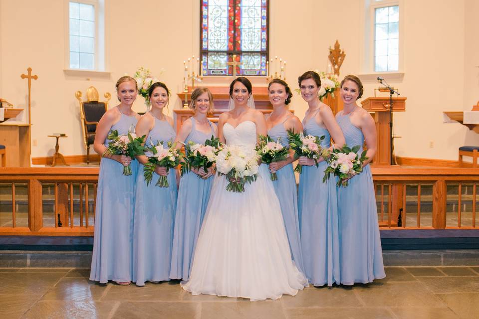 Bride and her bridesmaids | Mary Neumann Photography