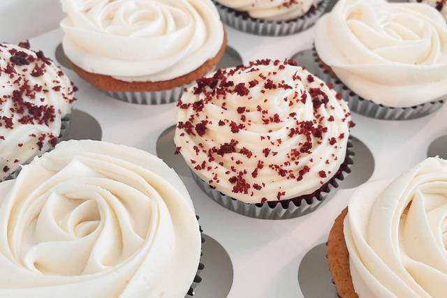Vanilla and red velvet cupcakes