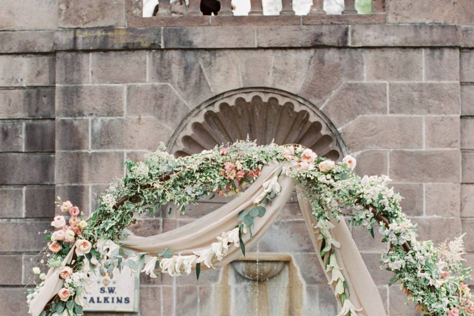 Romantic moon arch ceremony