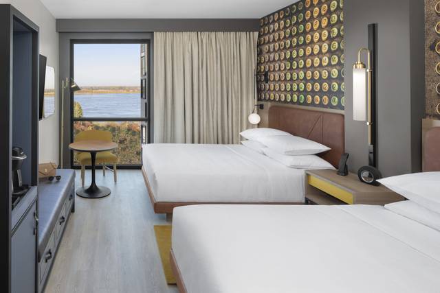 Queen guestroom