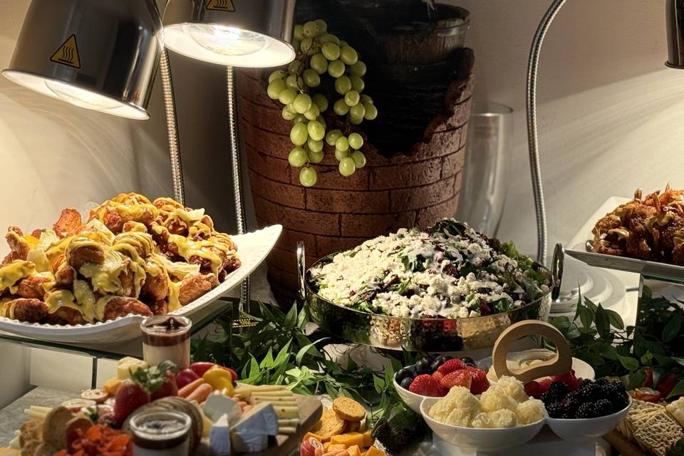 Grab a bite by the Fountain