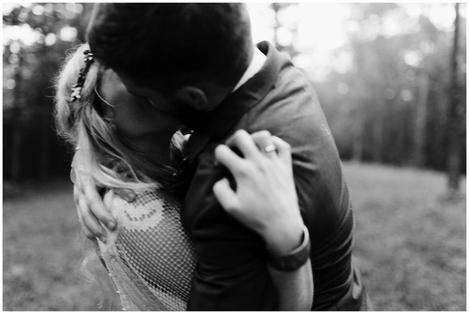 Couple kissing in black and white