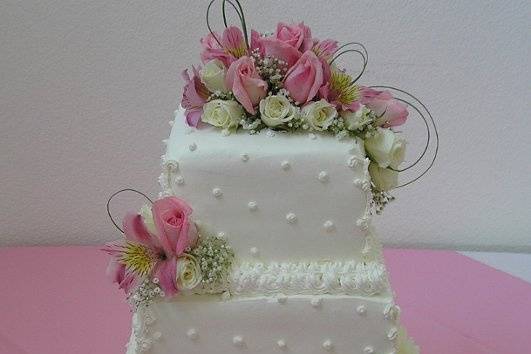 Cake with pink flowers