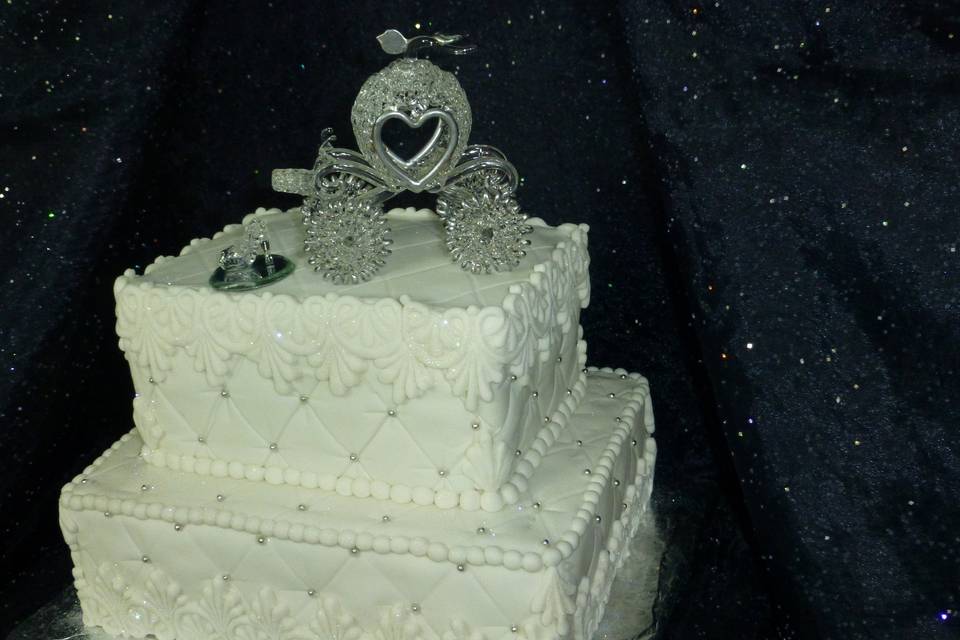 We LOVE this designer Louis Vuitton inspired wedding cake by