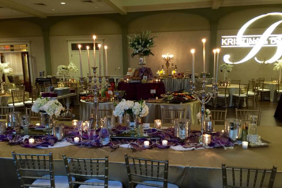 This is a Gatsby-themed gold and glamourous reception!