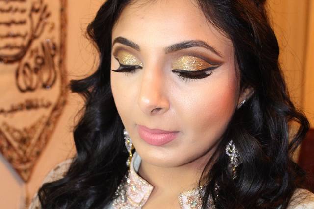 Gold eye shadow