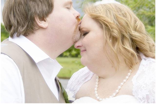 Groom kiss