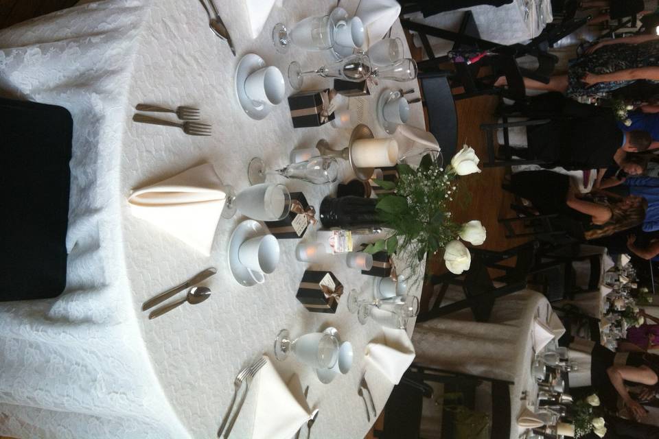 https://cdn0.weddingwire.com/vendor/935351/3_2/960/jpg/greene-wedding-table_51_153539.jpeg