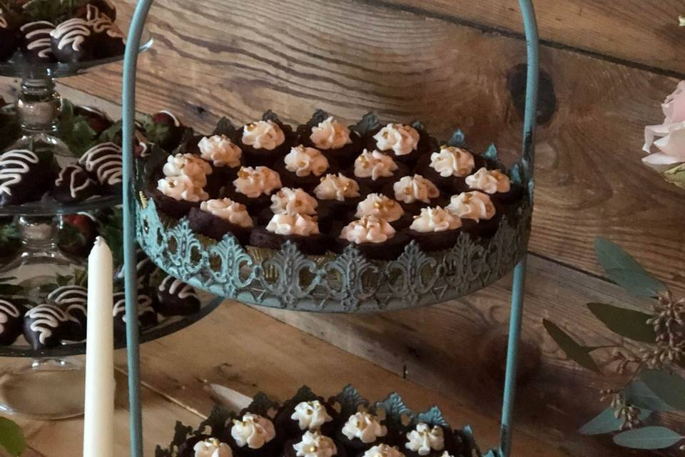 Brownie bites with buttercream