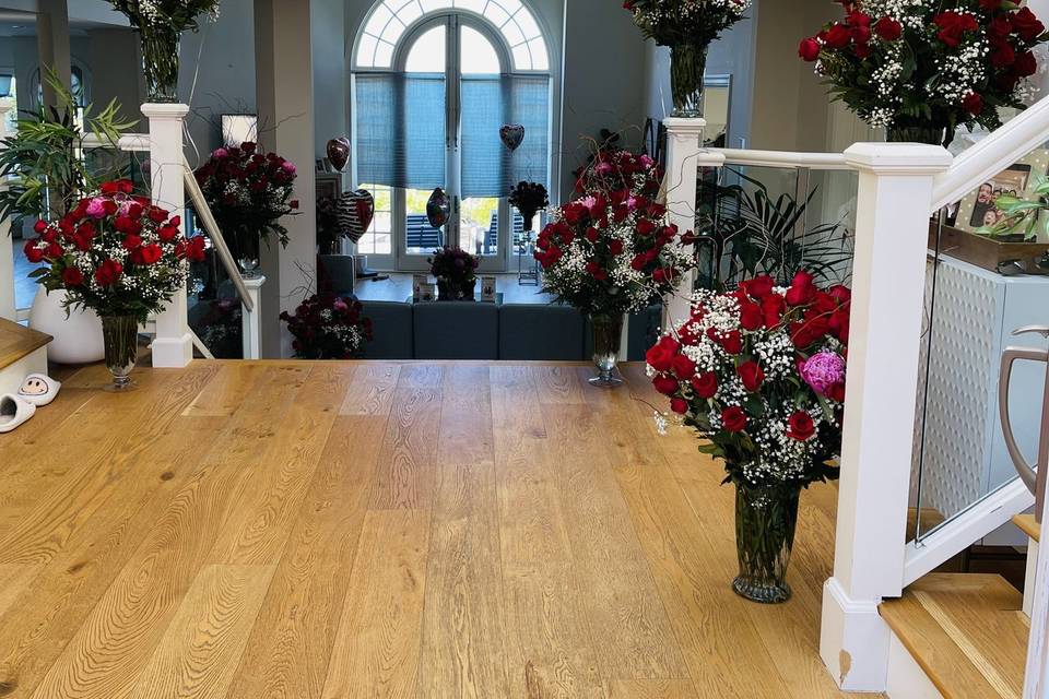 Red roses vase arrangementss