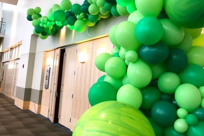 40 feet of balloon garland