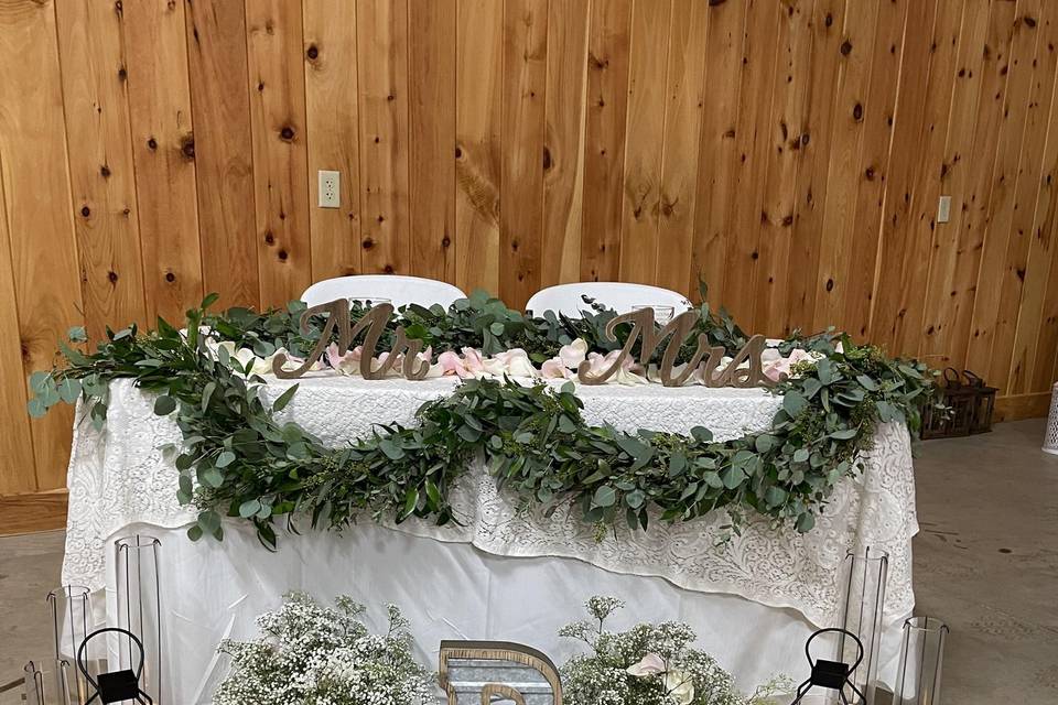 Brady Bride & Groom Table