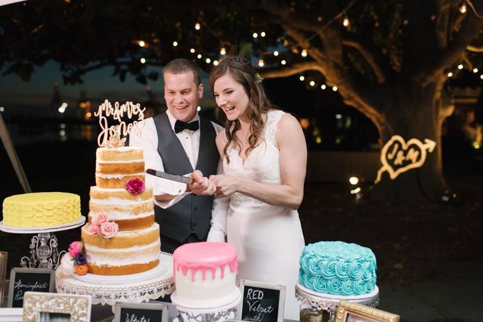 Cutting cakes