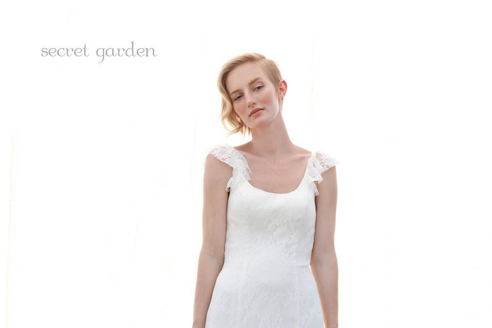 Secret Garden
Fall 2013
Round neckline, fitted gown with ruffle sleeve and back