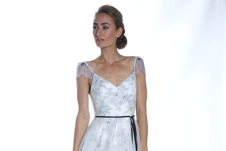 Now and Forever
Suplus bodice of tulle and lace with delicate cap sleeve.
