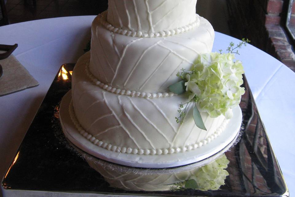 Cake with lines and hydrangeas