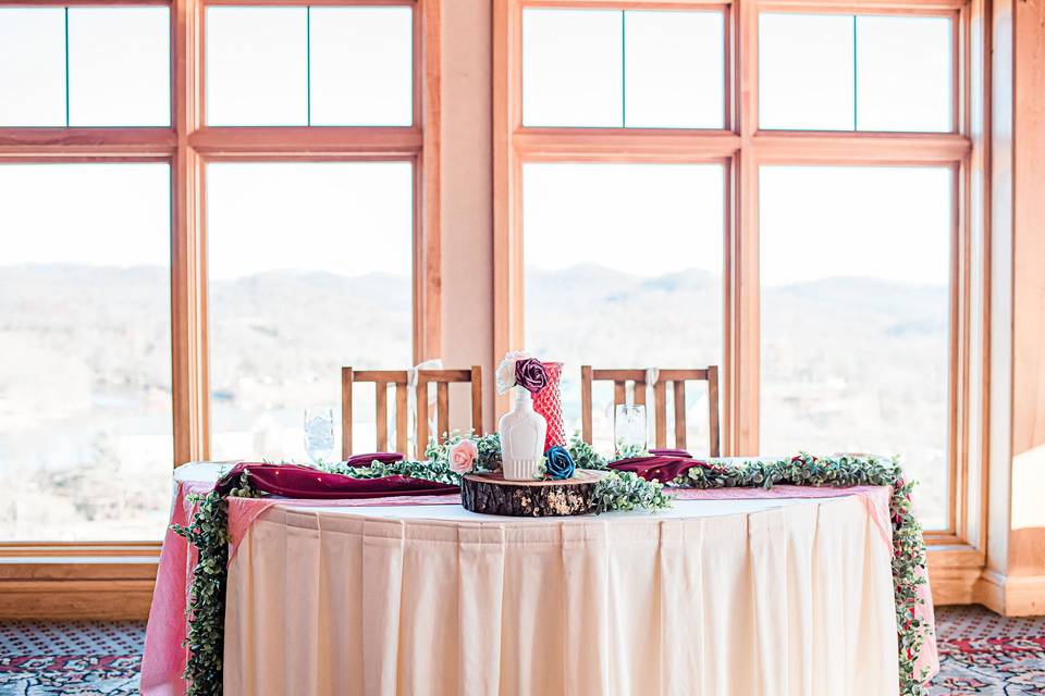 Sweetheart table at Lightburns