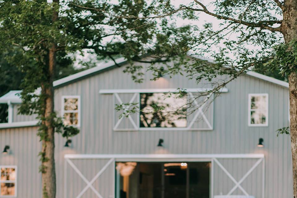 Barn Kiss