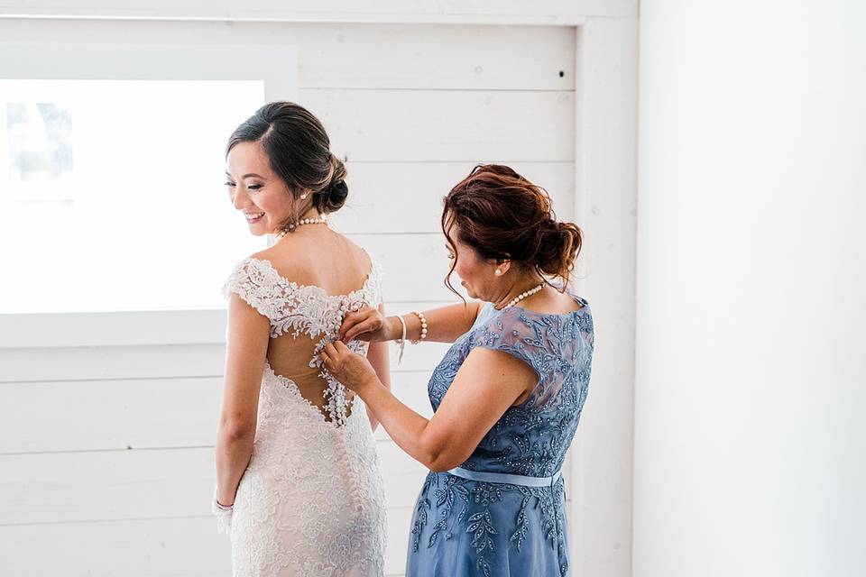 Buttoning brides dress