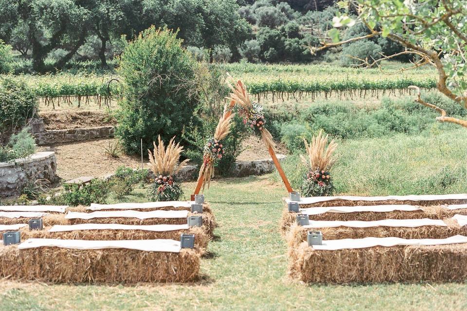 Rustic ceremony - Haybales