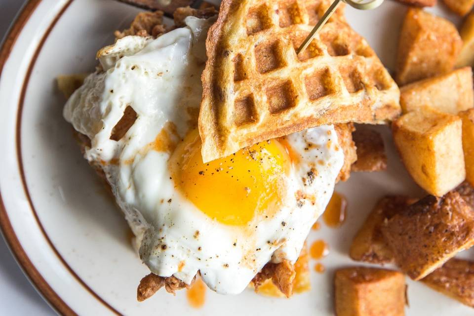 Chicken and waffles with egg