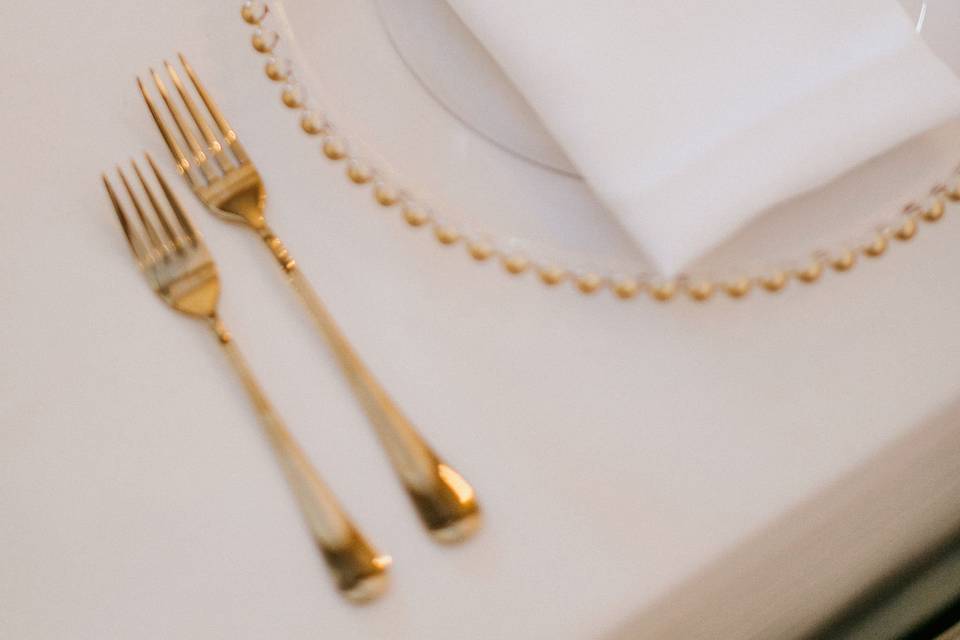 Gold tablesetting