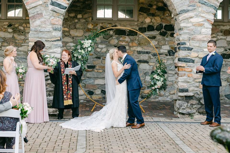 Kiss under the circle arch!