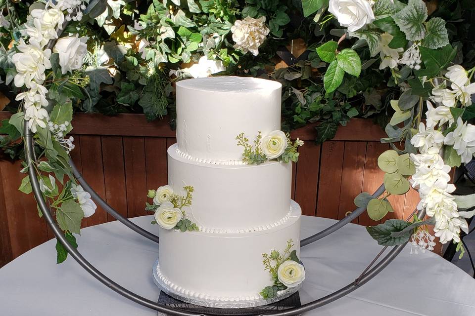 Outdoors wedding cake