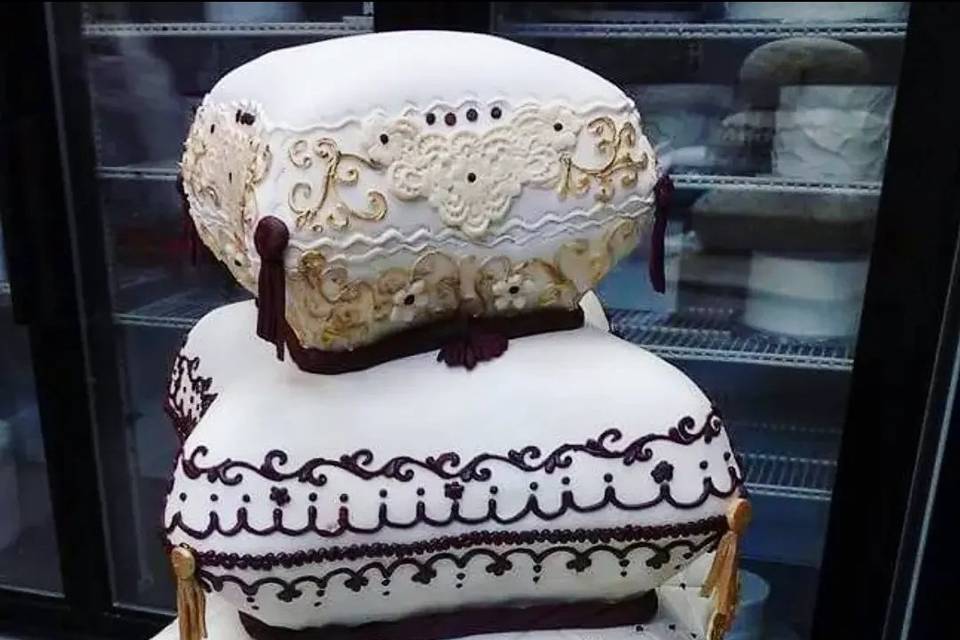 Anniversary pillow weddin cake