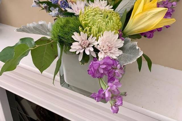 Bright and sunny floral decor