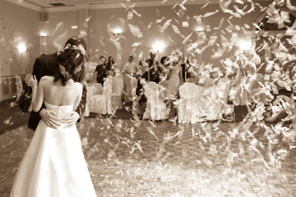 First dance with confetti