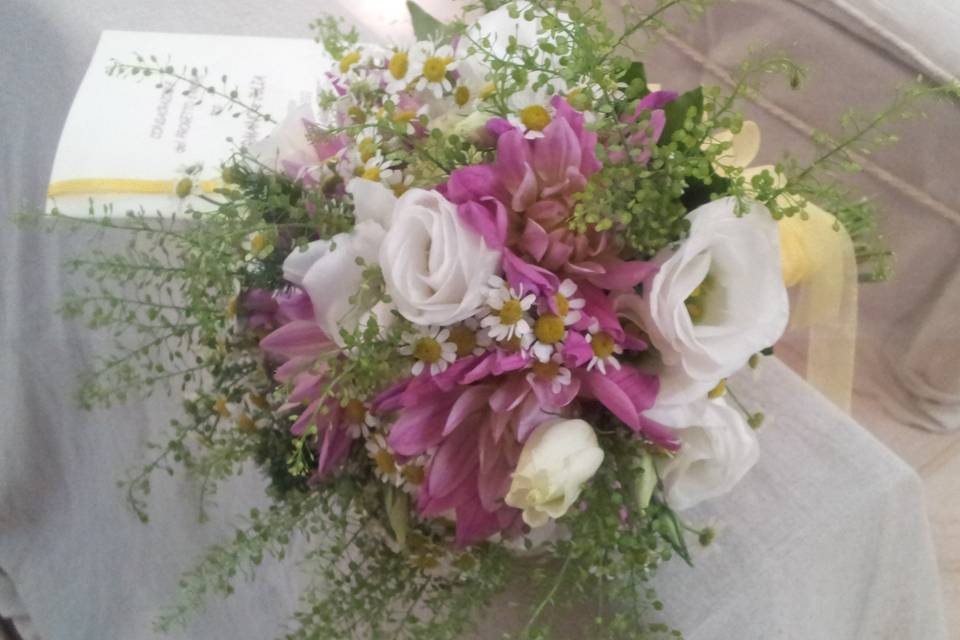 Bouquet, country bouquet, country wedding, country flowers, flowers, wedding ideas, lisianthus and chrysanthemums bouquet, coloured bouquet, informal bouquet