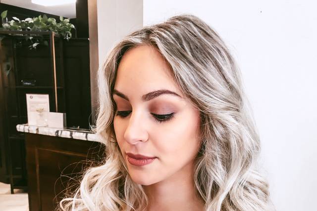 Soft makeup and waves