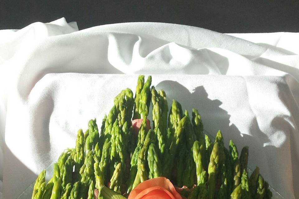 Asparagus Wrapped in Smoked Beef Tenderloin presents an elegant display, with a great taste. Surprise your guests with this starter that is delightfully different.