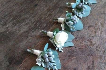 Some pretty cool groomsmen boutonnieres for a cool group of guys. Brunia, a bit of dusty miller & silver dollar eucalyptus with just a hint of gypsophila. You know I'm a sucker for the fine details.