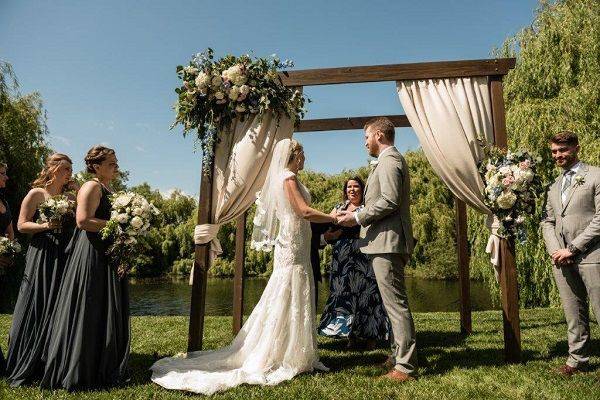 Wow.. What a weekend! I feel so lucky to have been a part of this beautiful wedding at Triple S Ranch in Calistoga. The bride & groom were so very sweet.I Loved creating this floral garland for the carriage resting at the entrance. A garland of seeded eucalyptus with mixed bright orange & light peach garden roses & dahlias.#wildorchid707 #weddingflowers #winecountrywedding #napawedding #triplesranch