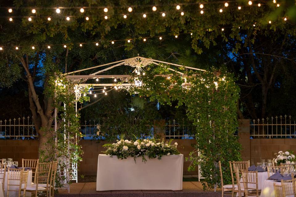 Exterior sweetheart table