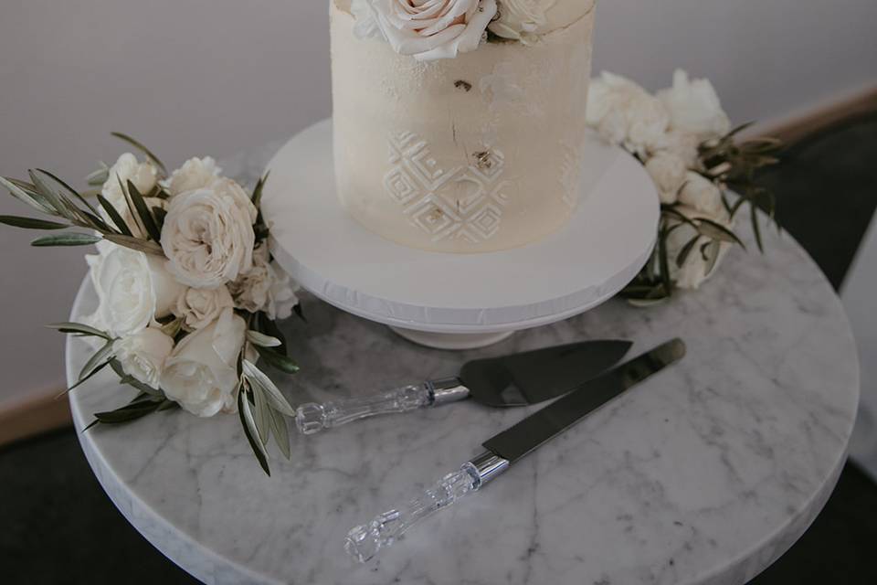 Floral details on cake