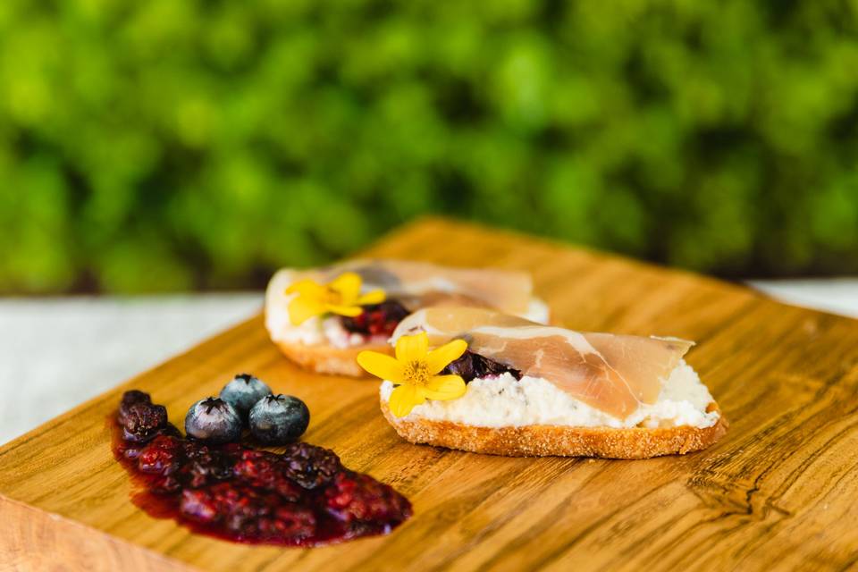 Berry Balsamic Crostini