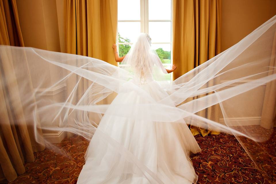 Bride with long veil at River Ridge Country Club