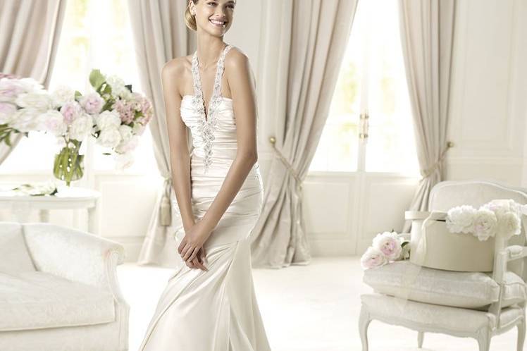 UFANAUfana , from the Glamour by Pronovias 2013 collection has a flattering V-neck decorated with silver and white beading. This soft satin wedding dress beautiful straight embroidery at the back. With its urban style, this mermaid dress has been created to slim and enhance the bride's figure. The elegant skirt is gathered on one side to accentuate the beauty of the dress.