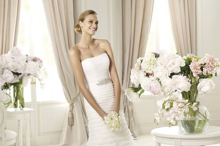 ULANOVAUlanova , from the Glamour by Pronovias 2013 collection, has been tailored in silk garza with a flattering off-the-shoulder neckline and gorgeous silk frills. The mermaid style makes this an elegant choice. A wonderful grosgrain belt with delicate beading emphasizes the waist of this superb dress.
