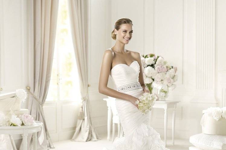 USIAThis mermaid wedding dress has a delicate appearance thanks to its silk garza frills. Usia from the Glamour by Pronovias 2013 collection has a flattering sweetheart neckline and a wonderful lace-up back. A very romantic style with an elegant skirt with silk garza frills that flow into a half train.