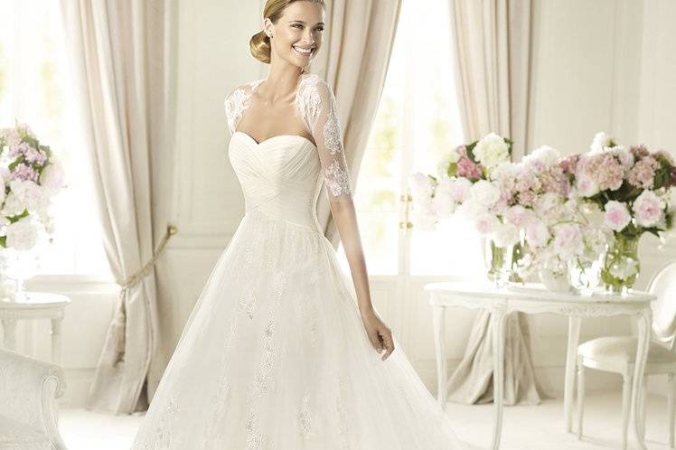 PERGOLAPergola is a flattering, romantic princess wedding dress from the Costura by Pronovias 2013 collection.The softly draped bodice comprises a sweetheart neckline and a tulle jacket withelbow-length sleeves. This wedding dress is made in soft tulle andChantilly lace. The skirt has generous layers of tullefor delicate volume.