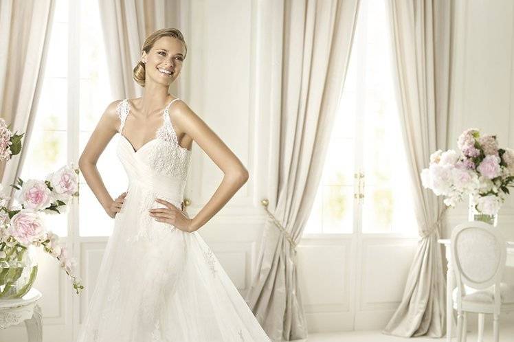 PETUNIAPetunia from the Costura by Pronovias 2013 collection has a sweetheart neckline with rebrodé lace straps and an original two-part skirt. Both the inner and outer skirts are decorated with beautiful lace appliqués and a scalloped hem. This wedding dress, created in tulle and lace, has a bodice with soft draping that accentuates the empire line of the design.