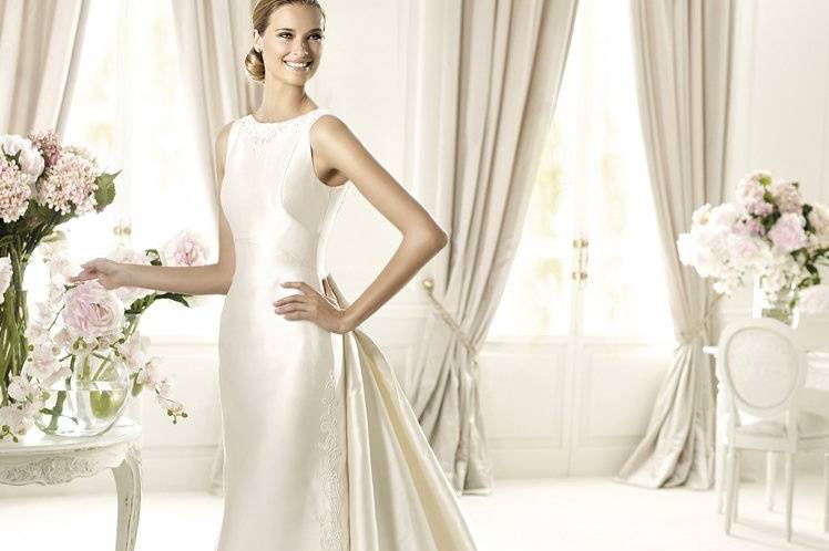 UBARRIUbarri is an elegant dress from the Costura by Pronovias 2013 collection. Made in soft mikado silk, it features soutage embroidery at the bust and on the skirt. This wedding dress has a straight skirt and bateau neckline as well as a large bow at the back. The skirt is embellished with soutage embroidery at the sides and has an elegant removable train.