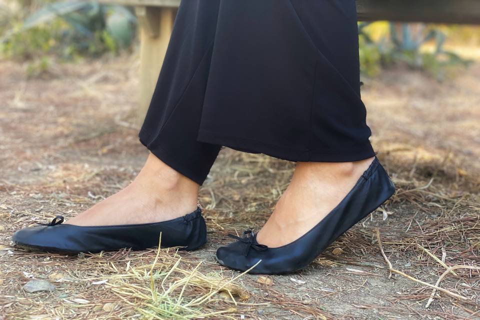 Foldable black ballet shoes