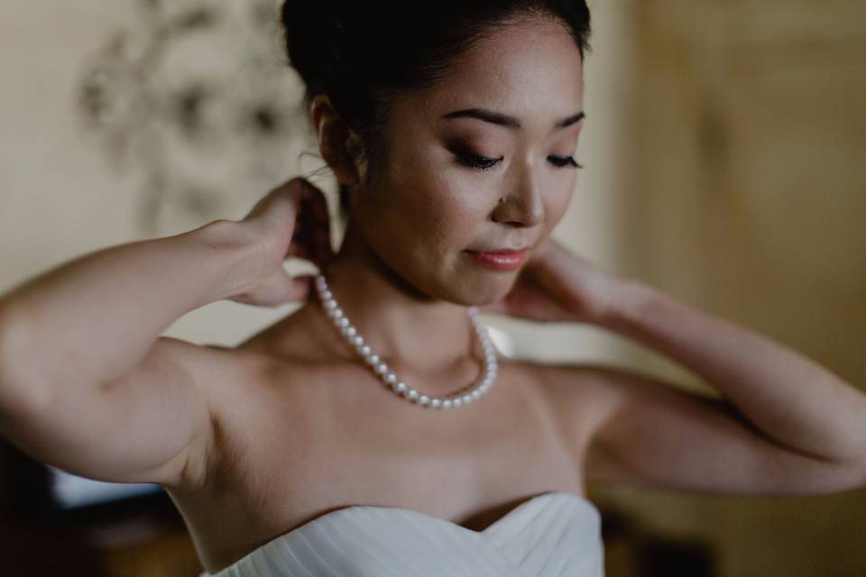 Getting ready bridal makeup