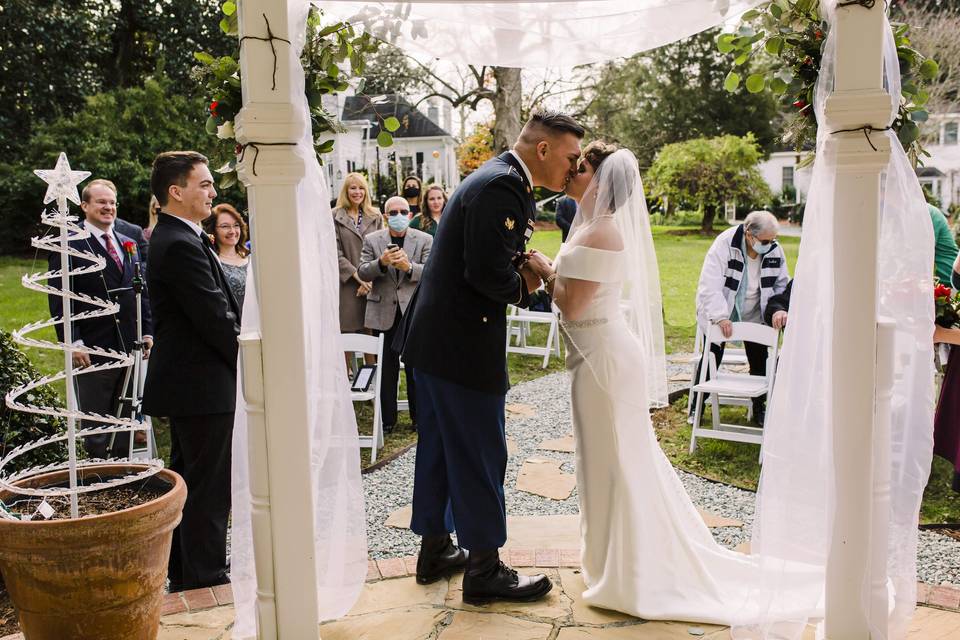 Ceremony kiss